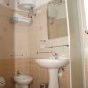 Bagno con doccia, lavandino e bidet.
