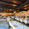 Ristorante ampio con tavoli apparecchiati.