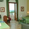 Camera d'albergo con letto matrimoniale, finestra aperta su vista lago.