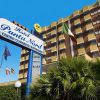 Insegna dell'Hotel Punta Nord con varie bandiere e palme.