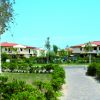 Complesso residenziale con giardino e camminamento centrale.