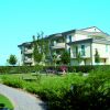 Complesso residenziale con giardini e sentiero pedonale.