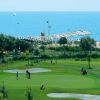 Campo da golf vicino al mare con vista sulla spiaggia.