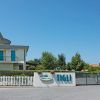 Ingresso di un edificio con un'insegna 