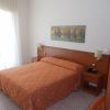 Una camera d'albergo con letto matrimoniale e decorazioni sui toni arancioni.