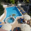 Una piscina all'aperto con ombrelloni e sedie a sdraio.