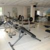 Palestra con attrezzature per l'allenamento.