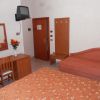 Camera con letto, scrivania, TV e specchio.