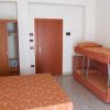 Camera d'albergo con letti a castello e armadio.