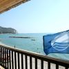 Balcone con vista mare e una bandiera blu.