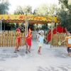 Bambini giocano in un parco giochi.