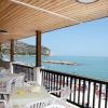 Terrazza con tavoli vista mare.