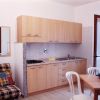 Cucina moderna con sedie bianche.