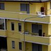 Un edificio residenziale giallo su più piani.