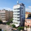 Hotel moderno a più piani in un'area urbana.
