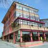 Edificio a più piani con vetrate e insegna di un hotel.