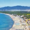 Vista aerea di una spiaggia con mare azzurro e indicazione della posizione di un edificio.