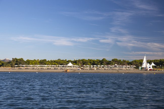 Sira Resort, la spiaggia vista dal mare