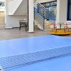 Cortile con tavolo da ping pong e calcio balilla.