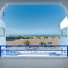 Vista dal balcone su parcheggio e mare.