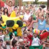 Gruppo di persone e bambini con costume e clown.