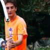 Un istruttore aiuta un ragazzo a tirare con l'arco.