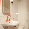 Bagno con decorazioni e accessori rossi.