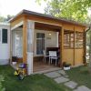 Casetta con veranda in legno e biciclette.