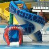 Scivolo d'acqua colorato in una piscina con bambini che giocano.