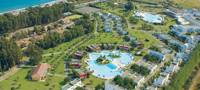 Vista aerea di un grande complesso turistico con piscine.