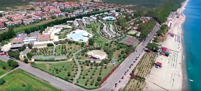 Vista aerea di una spiaggia e complesso turistico.