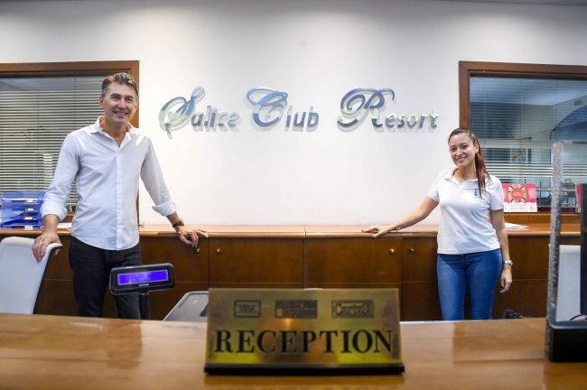 Due persone alla reception di un resort.