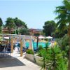 Area ristoro con tavoli e piscina.