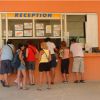 Persone in fila alla reception.