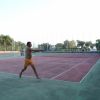 Partita di tennis all'aperto con due giocatori.