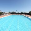 Ampia piscina all'aperto con bagnanti.
