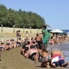 Persone sulla spiaggia partecipano a un'attività.