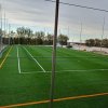 Campo da calcio in erba sintetica con recinzione.