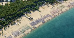 Panorama di una spiaggia attrezzata e mare.