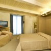 Camera da letto con due letti, TV e luce naturale.