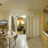 Cucina con zona pranzo e soggiorno confortevoli.