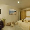 Camera con letto matrimoniale, TV e valigie.