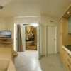 Monolocale con cucina, letto e TV.