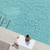 Vista dall'alto di una piscina.