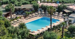 Vista dall'alto di piscina con ombrelloni.<br>